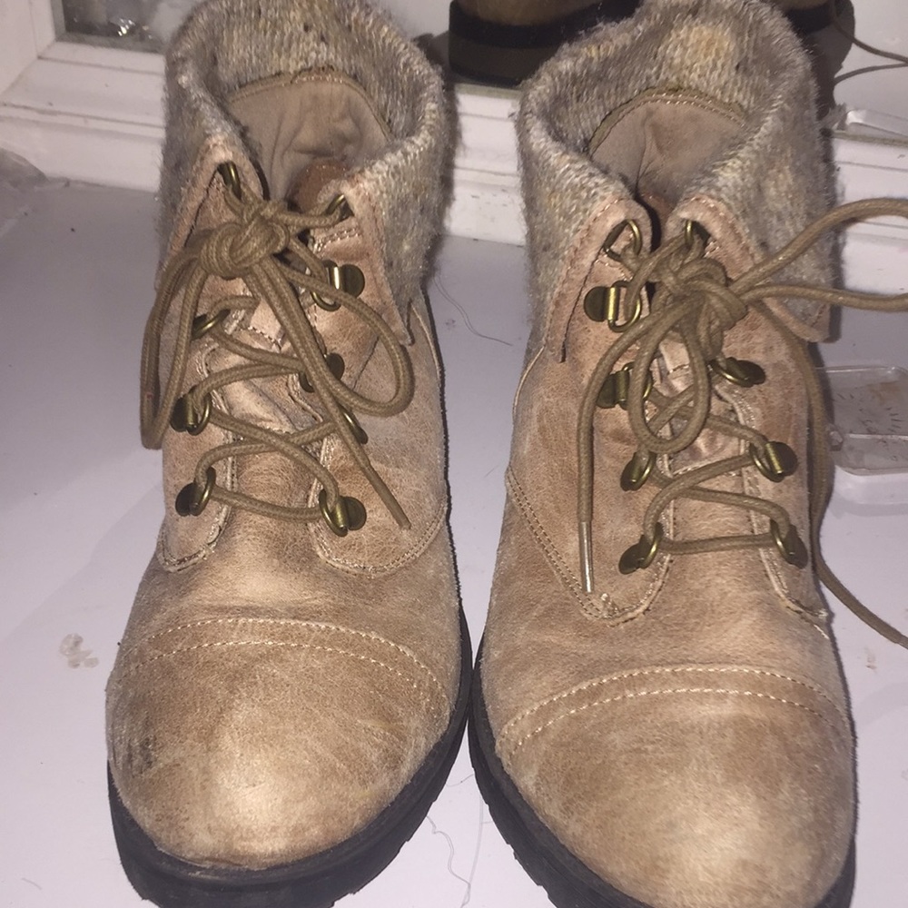 Tan tied up ankle boots